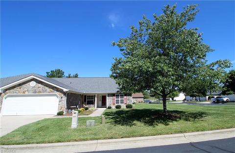 2921 Eagle Pointe Dr, High Point, NC 27265 photo 2
