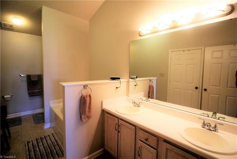 2921 Eagle Pointe Dr, High Point, NC 27265 photo 11
