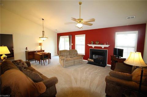 2921 Eagle Pointe Dr, High Point, NC 27265 photo 4