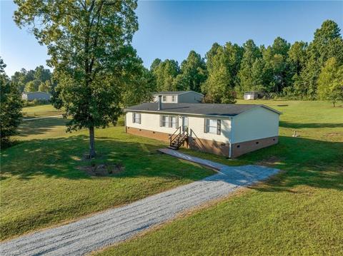 6433 Eagle Landing Dr, Trinity, NC 27370 photo 1