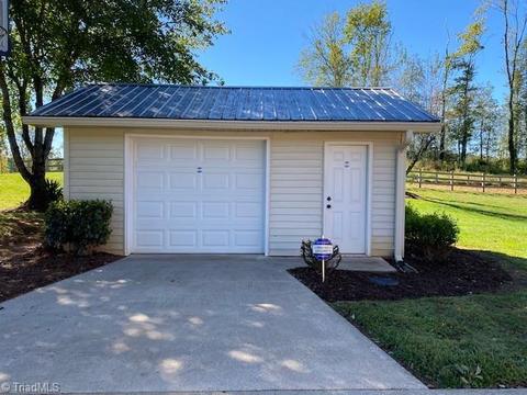 9125 Boone Trl, Purlear, NC 28665 photo 6