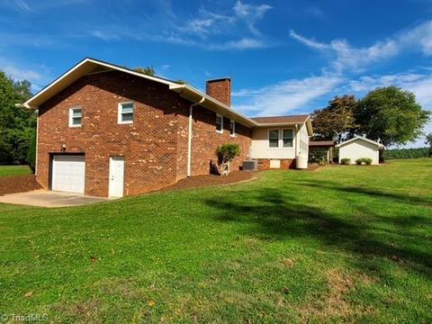9125 Boone Trl, Purlear, NC 28665 photo 3