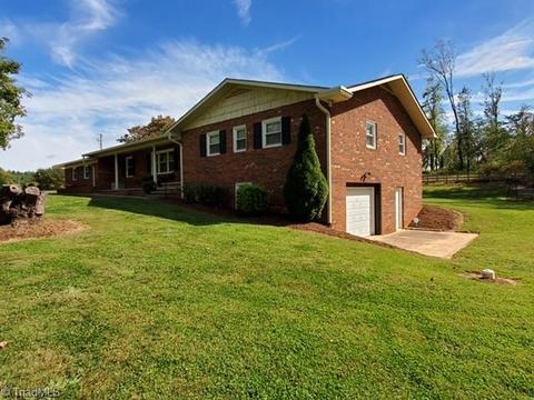 9125 Boone Trl, Purlear, NC 28665 photo 5