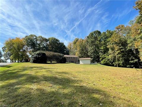 141 Maplebrook Dr, Elkin, NC 28621 photo 4