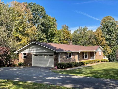 141 Maplebrook Dr, Elkin, NC 28621 photo 2