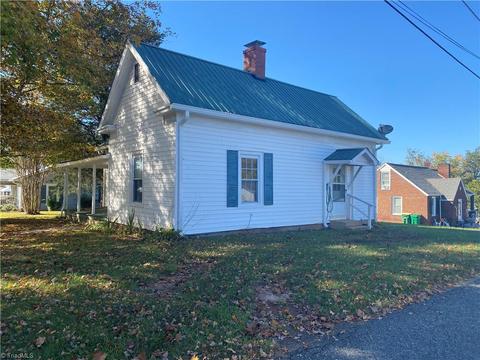 529 E Main St, Pilot Mountain, NC 27041 photo 9