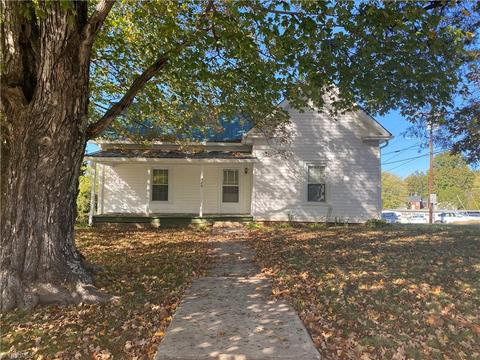 529 E Main St, Pilot Mountain, NC 27041 photo 2