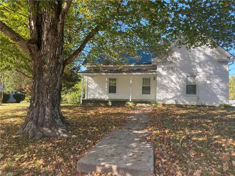 529 E Main St, Pilot Mountain, NC 27041 photo 1