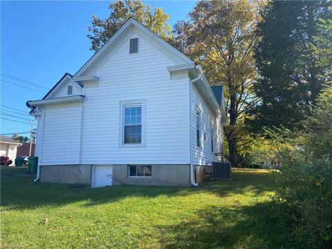 529 E Main St, Pilot Mountain, NC 27041 photo 7
