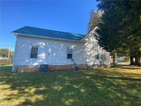 529 E Main St, Pilot Mountain, NC 27041 photo 5