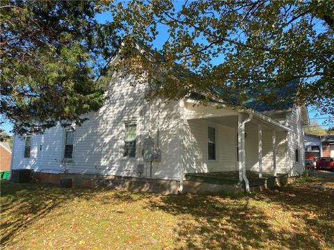 529 E Main St, Pilot Mountain, NC 27041 photo 4