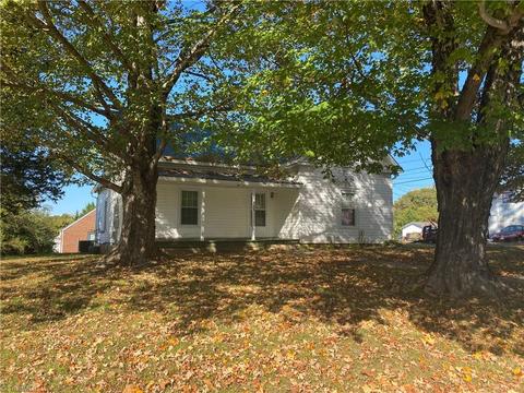 529 E Main St, Pilot Mountain, NC 27041 photo 3
