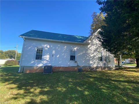 529 E Main St, Pilot Mountain, NC 27041 photo 6
