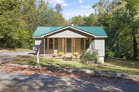 916 Inlet Ave, High Point, NC 27263 photo 2
