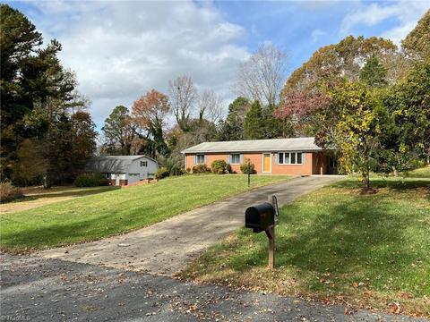 1821 Fannwood Cir, Winston Salem, NC 27127 | 50 Photos | MLS #1089211 ...