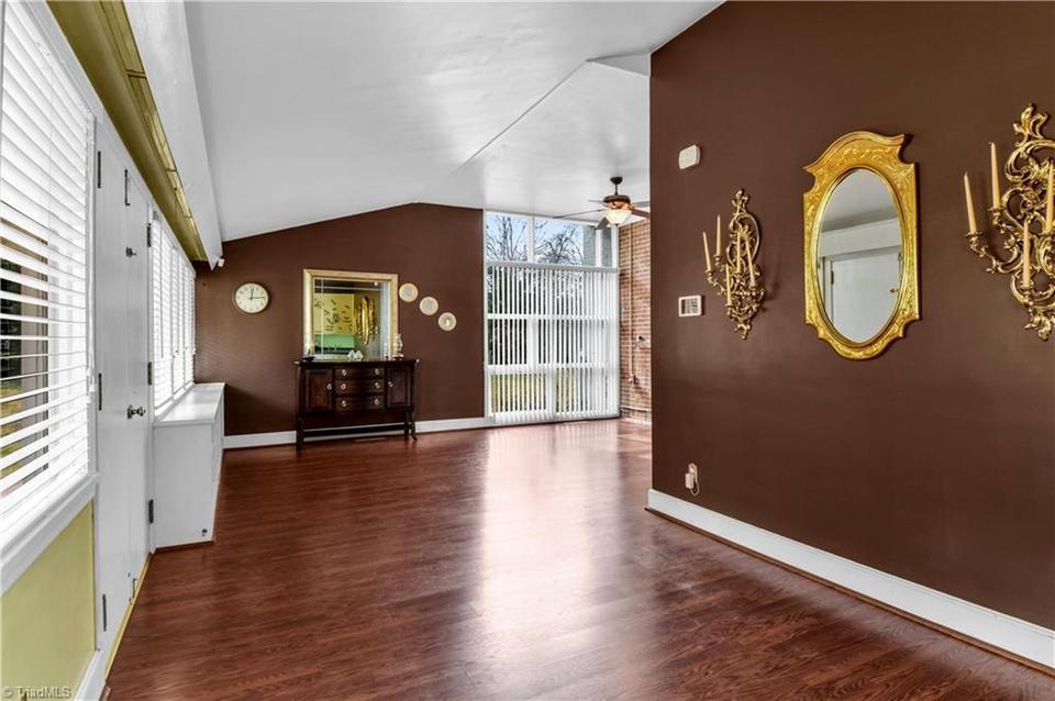  615 Maple Ave, Reidsville, NC 27320 photo 2