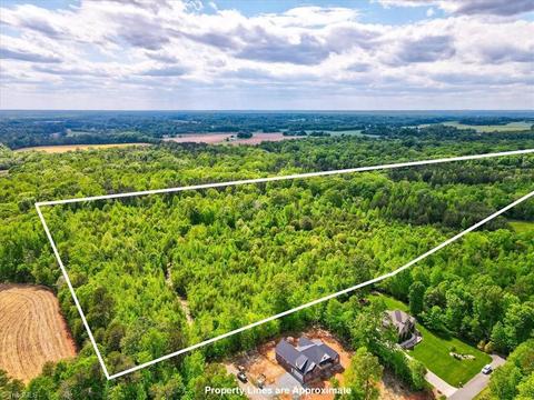 3605 Raccoon Run Dr, Burlington, NC 27215