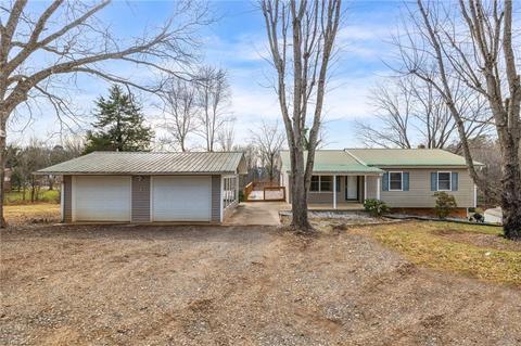 106 Smith Dr, Pilot Mountain, NC 27041 photo 3