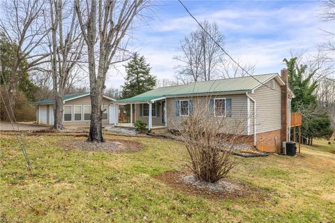 106 Smith Dr, Pilot Mountain, NC 27041 photo 1