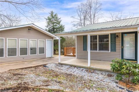 106 Smith Dr, Pilot Mountain, NC 27041 photo 2