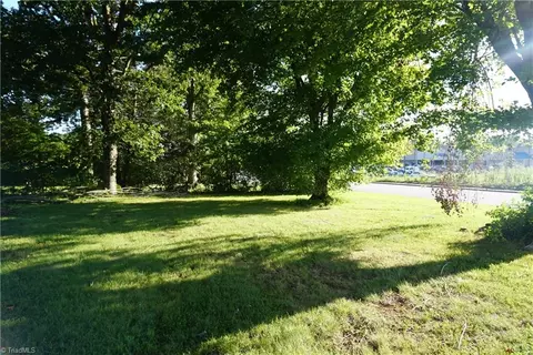 104 Lee Ave E, Yadkinville, NC 27055