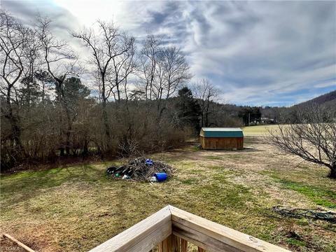 10127 Boone Trl, Purlear, NC 28665 photo 4