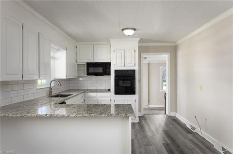 127 E School St, King, NC 27021 photo 6
