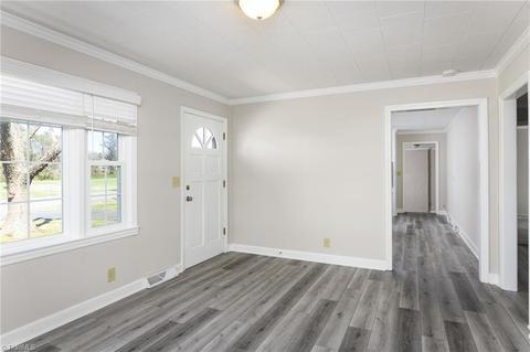 127 E School St, King, NC 27021 photo 4
