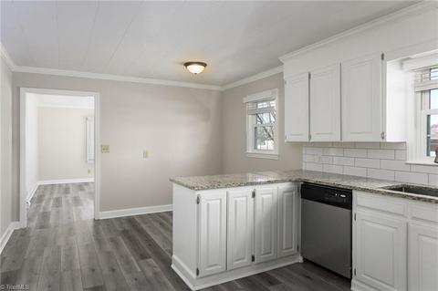 127 E School St, King, NC 27021 photo 9