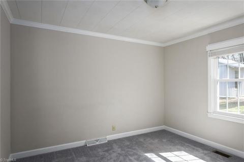 127 E School St, King, NC 27021 photo 10