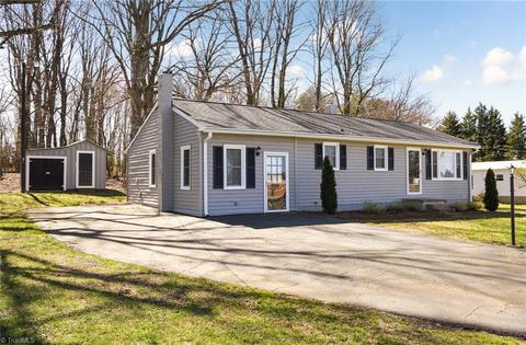 127 E School St, King, NC 27021 photo 1