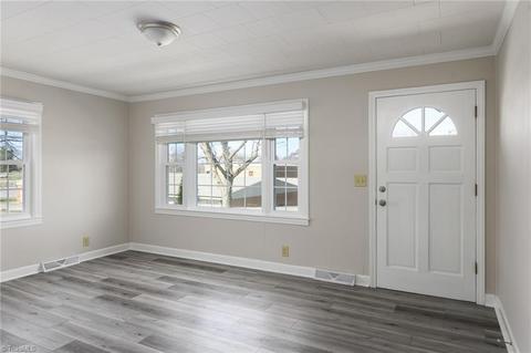 127 E School St, King, NC 27021 photo 3