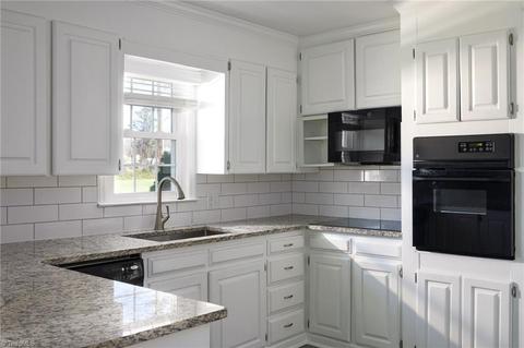 127 E School St, King, NC 27021 photo 7