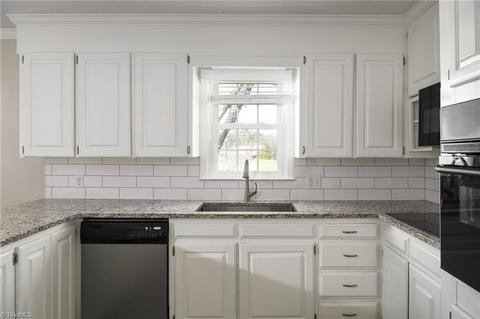 127 E School St, King, NC 27021 photo 8