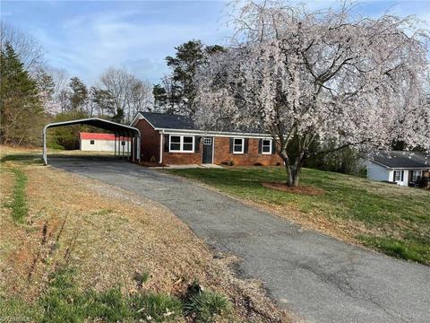 1110 Hickory Tree Ln, King, NC 27021 photo 2