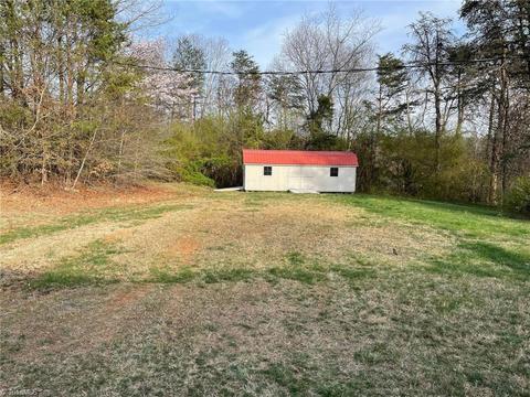 1110 Hickory Tree Ln, King, NC 27021 photo 3