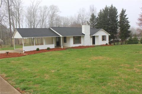 1137 Crescent Dr, King, NC 27021 photo 2