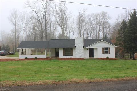1137 Crescent Dr, King, NC 27021 photo 1