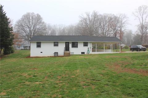 1137 Crescent Dr, King, NC 27021 photo 8