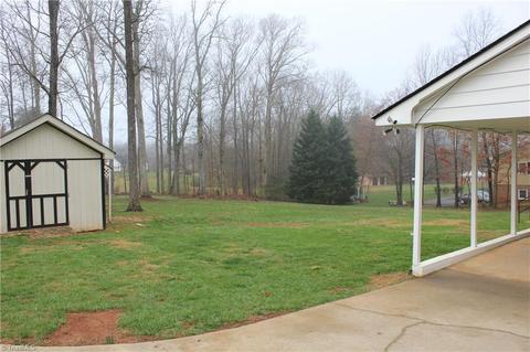 1137 Crescent Dr, King, NC 27021 photo 5