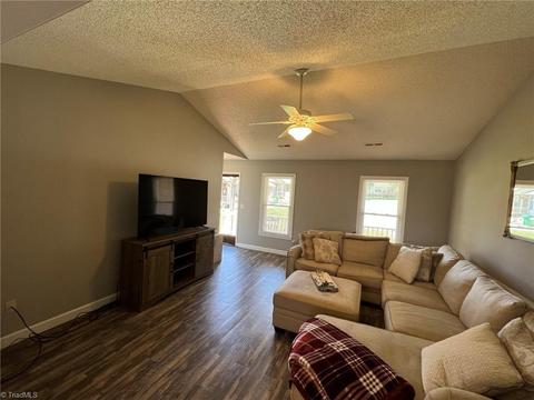206 Forrest Oaks Dr, King, NC 27021 photo 3