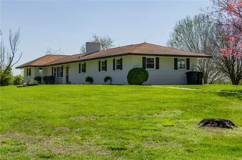 8256 Nautical Point Dr, Belews Creek, NC 27009
