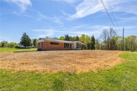 128 Shell Rd, Thomasville, NC 27360 photo 3