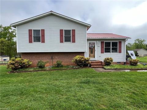 1024 Kentland Dr, King, NC 27021 photo 1