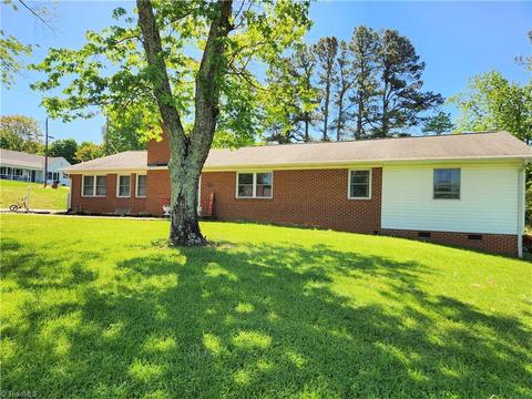 108 Hill St, King, NC 27021 photo 2