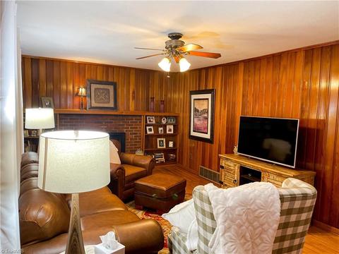 424 N Main St, Dobson, NC 27017 photo 4