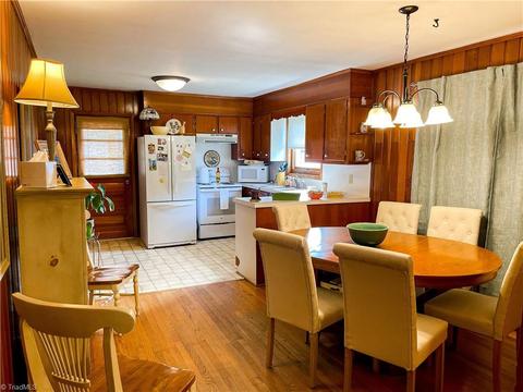 424 N Main St, Dobson, NC 27017 photo 8