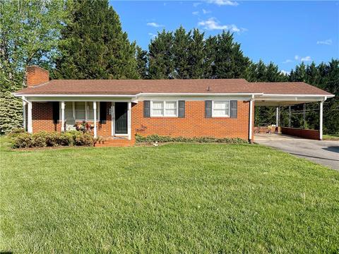 424 N Main St, Dobson, NC 27017