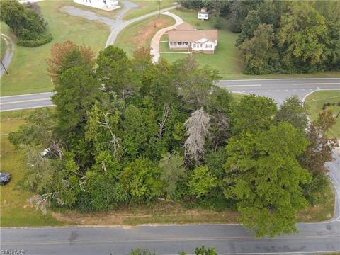850 Crestwick Rd, Ramseur, NC 27513