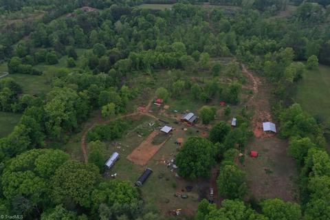 150 Leffew Dr, Eden, NC 27288 photo 2